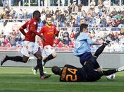 Brasileiro Juan sofre com gritos racistas em clássico