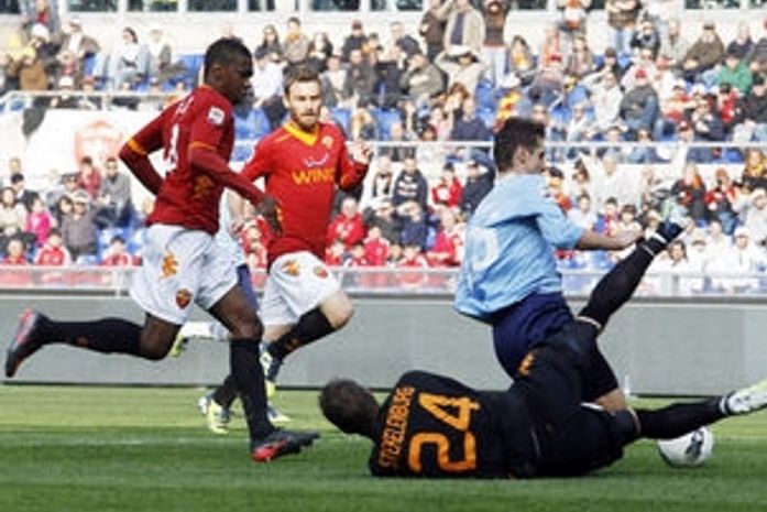 Brasileiro Juan sofre com gritos racistas em clássico