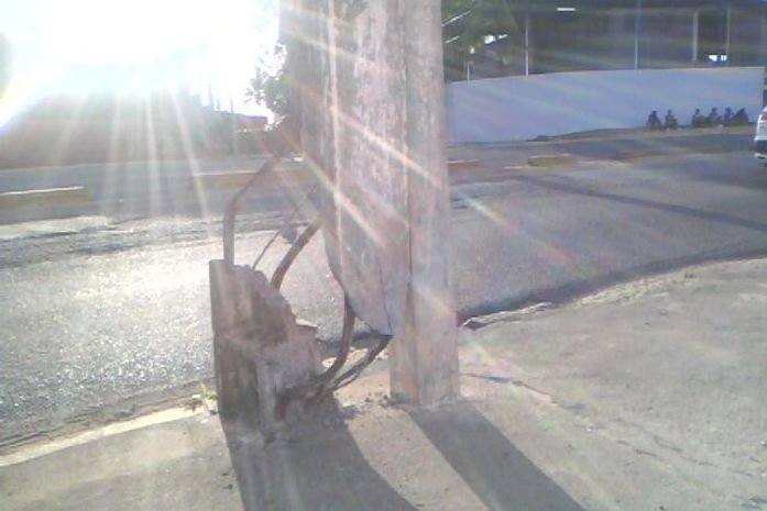 Poste ameaça cair no Barro Duro.