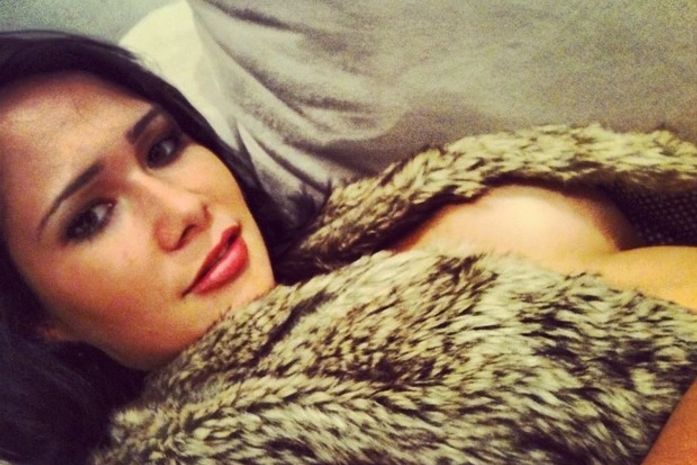 Ex-BBB Jakeline faz foto sensual após turbinar seios