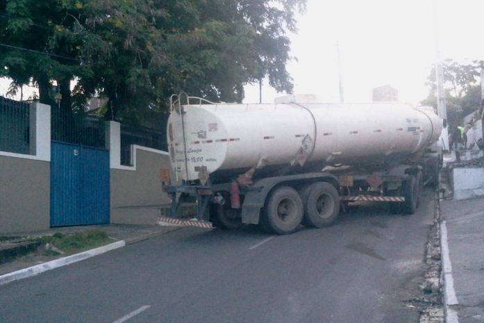 Acidente ocorreu em via que dá acesso à Avebida Leste-Oeste