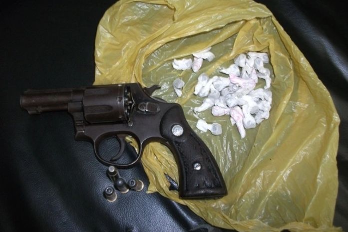 Jovem é preso com arma e droga no Conjunto Denilma Bulhões