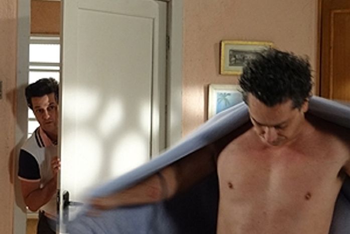 Fina Estampa: Crô vê Baltazar nu e fica em estado de choque