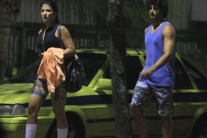 Jesus Luz troca beijos com ex-dançarina do ‘Faustão’