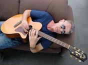 Ritchie completa 60 anos e lança álbum de covers em inglês