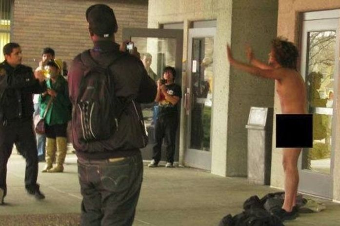 Jovem é preso após tirar a roupa e ficar nu em universidade nos EUA