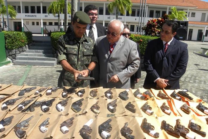 O Corregedor James Magalhães de Medeiros, durante a realiação de entrega de armas ao Exército.