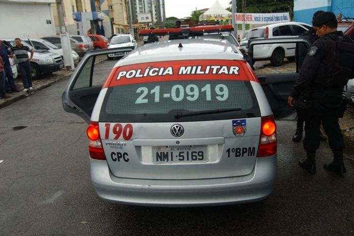 Armazém lacrado é arrombado e saqueado por populares