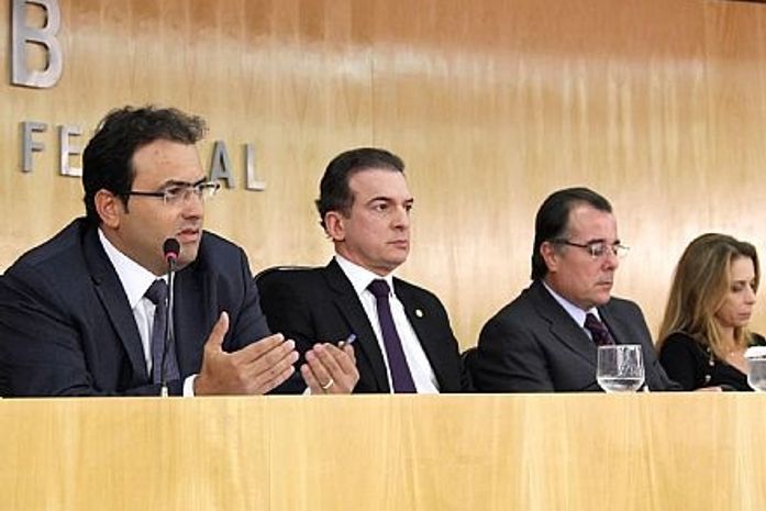 Segundo Marcus Vinicius (à esquerda), o recebimento da denúncia é matéria processual penal