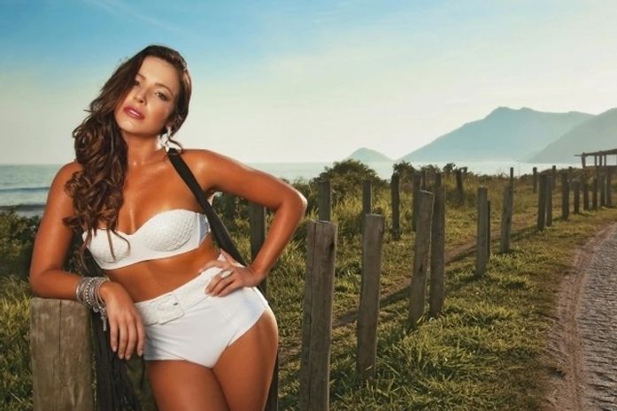 Dez quilos mais magra, Renata Dominguez posa de biquíni para revista