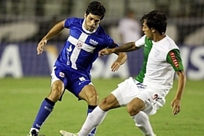 Alecsandro perde pênaltis, mas Vasco vira e vence a 1ª na Libertadores