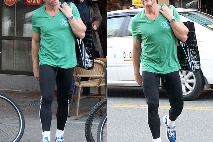 Jean-Claude Van Damme é fotografado com look duvidoso após academia