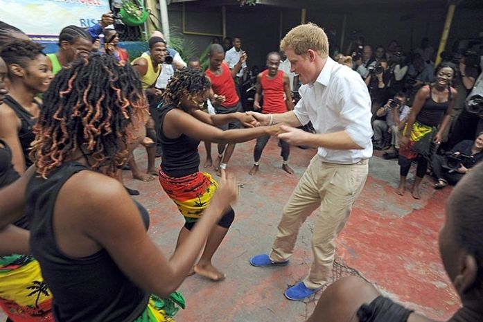 Príncipe Harry ensaia passos de dança em visita à Jamaica