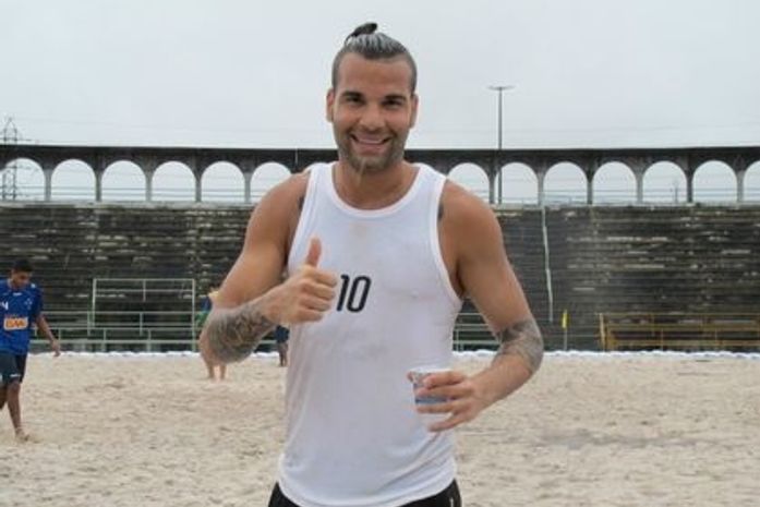 Ex-modelo, brasileiro naturalizado veste a camisa 10 da seleção suíça