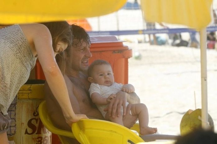 Ex-jogador Leonardo curte dia de sol na praia com a família