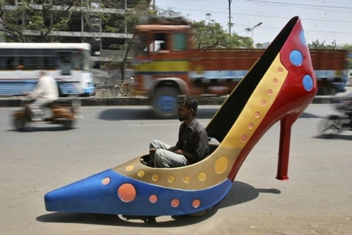 Índia tem carro inusitado no formato de sapato de salto alto