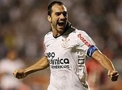 Corinthians vence Nacional e encosta no líder