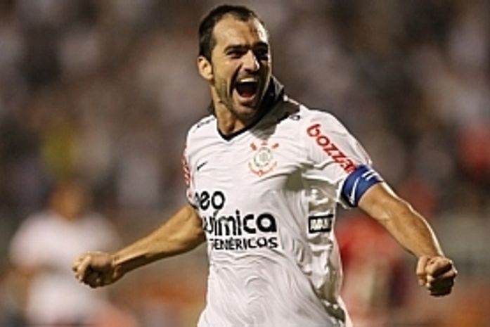 Corinthians vence Nacional e encosta no líder