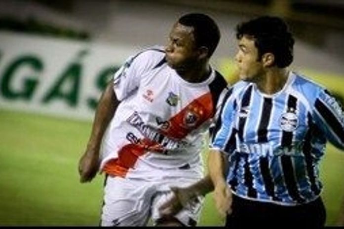 Grêmio vira com gol no fim e vence o River Plate (SE)