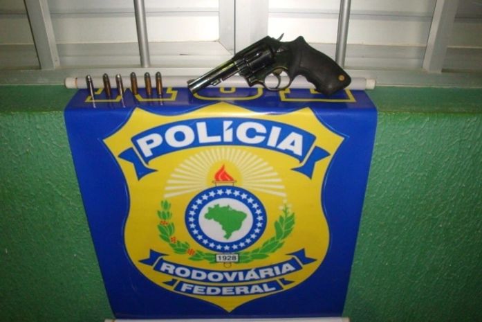 Agricultor é preso com arma roubada de empresa de segurança