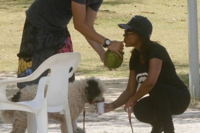 Dylon e Aparecida Petrowky caminham na Lagoa, no Rio