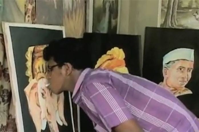 Artista indiano faz sucesso ao usar a língua para pintar quadros
