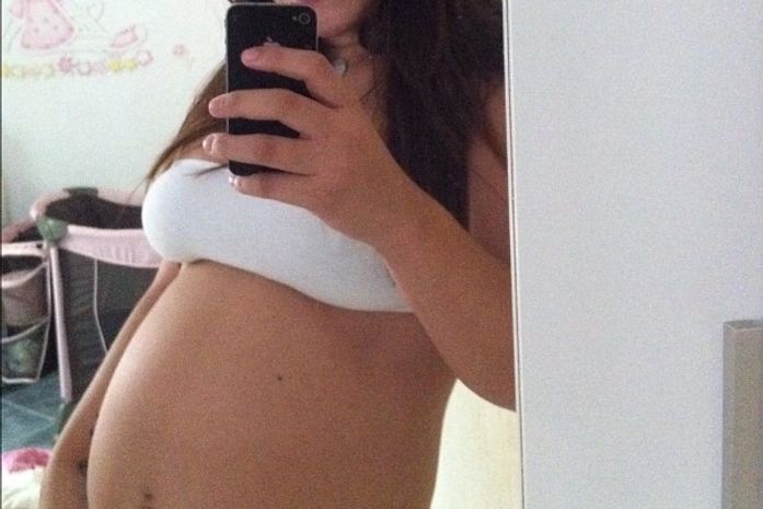 No Twiitter: prestes a dar a luz, Perlla exibe barrigão de oito meses em foto