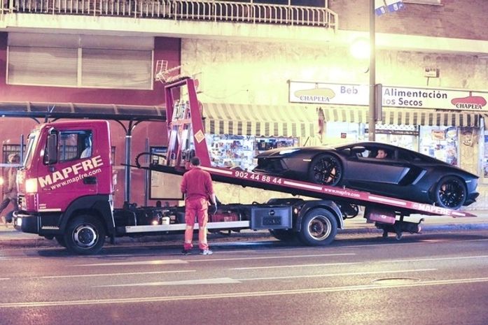 Carro do jogador Cristiano Ronaldo é rebocado na cidade de Madri