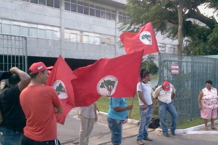 Militantes no prédio da Eletrobras 