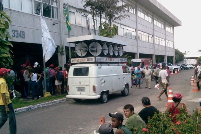 Militantes no prédio da Eletrobras 