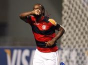 Com gol de Love e vaias a Ronaldinho, Fla vence Emelec e é líder