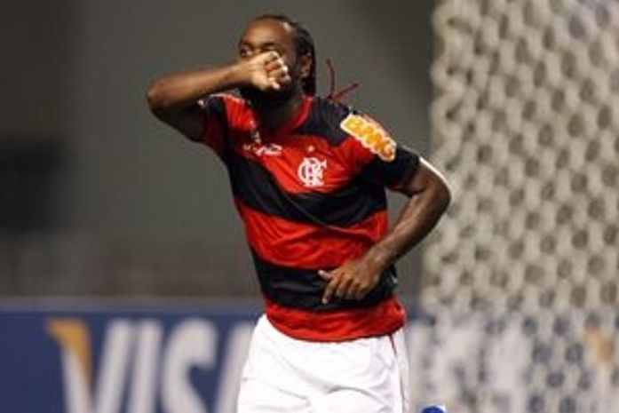 Com gol de Love e vaias a Ronaldinho, Fla vence Emelec e é líder