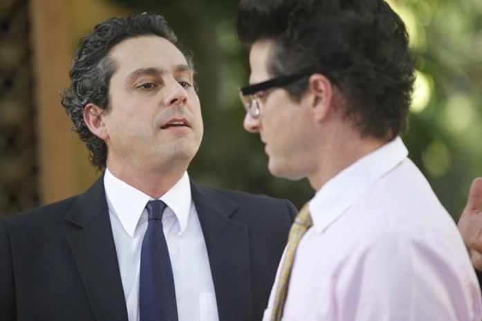 Baltazar interroga Crô para saber quem passou a noite com ele