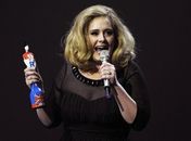 Após chamar Adele de gorda, diretor da Chanel se desculpa
