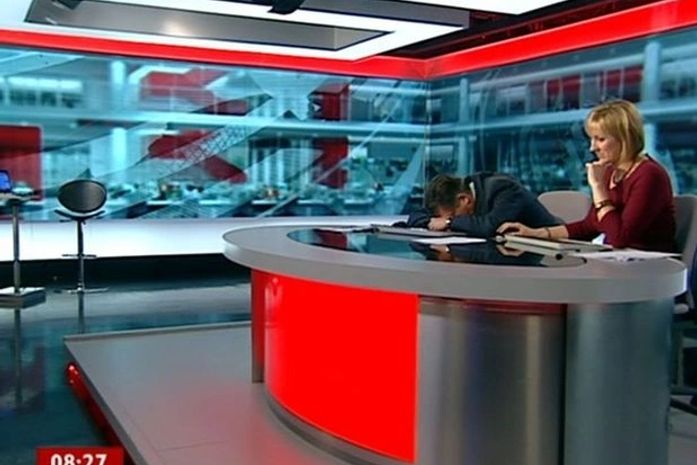 Apresentador de TV cochila na bancada e vira piada no Twitter