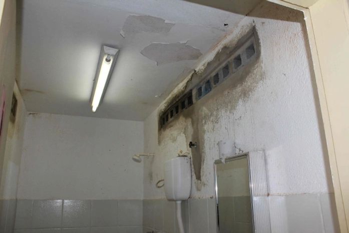 Banheiro da escola em situação precária