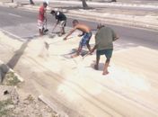 Moradores tentam limpar a via