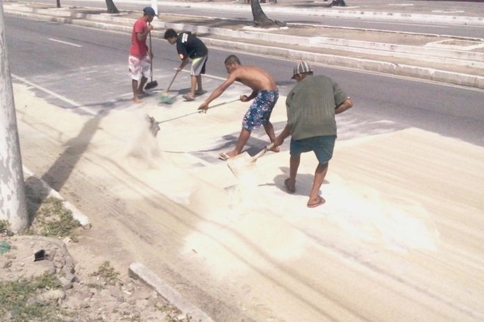 Populares limpam a via