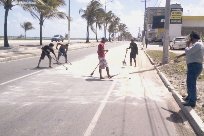 Populares limpam a via