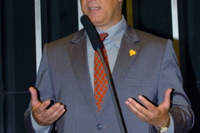 Pepe Vargas em discurso na Câmara em
fevereiro (Foto: Luiz Cruvinel / Agência Câmara)