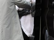 Beyoncé passeia com a filha, mas esconde seu rostinho