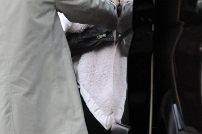 Beyoncé passeia com a filha, mas esconde seu rostinho