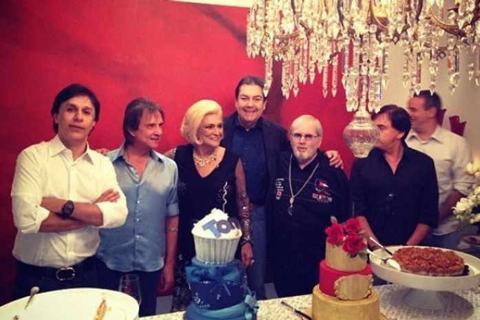 Tom Cavalcante e Hebe festejam com outros pesos-pesados do show biz