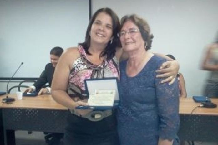 Dra Sandra Canuto quando recebia homenagem da vereadora Eurides Oliveira(PMDB)
