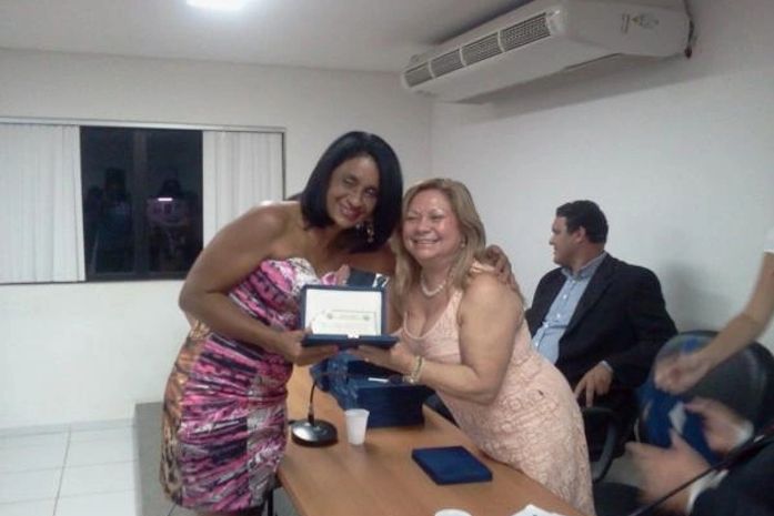 Desembargadora Vanda Lustosa recebendo homenagem da psicologa Rosa Amorim