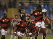 Ronaldinho marca, é expulso, e Fla vence clássico esvaziado com Flu