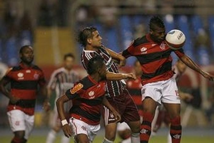 Ronaldinho marca, é expulso, e Fla vence clássico esvaziado com Flu