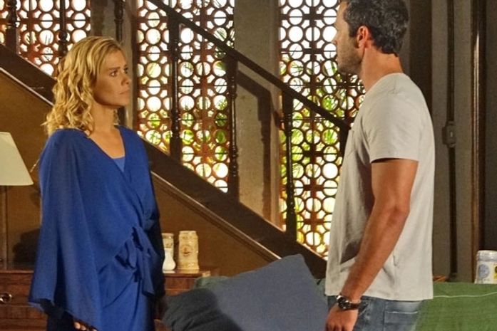 Teodora avisa a Quinzé que vai embora e deixará Quinzinho com ele