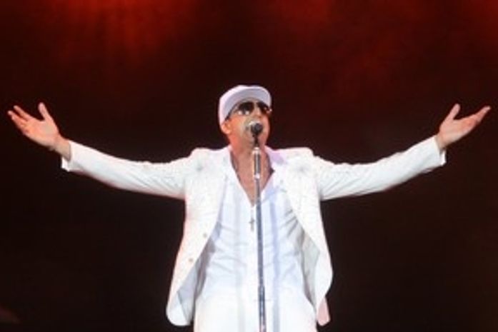 Latino demite quase todas as suas dançarinas, diz jornal