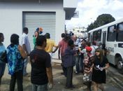 Populares observam a movimentação 